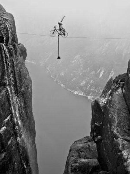 Eskil Ronningsbakken pedala sobre o abismo.