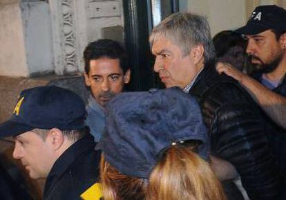 O empresário kirchnerista Lázaro Báez ao ser preso pela polícia no aeroporto em sua chegada a Buenos Aires em 5 de abril passado.