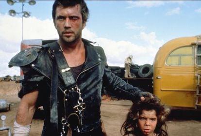 Mad Max 2: Mel Gibson e o menino (Emil Minty) que se converteria no Mad Max do filme que estreou este ano