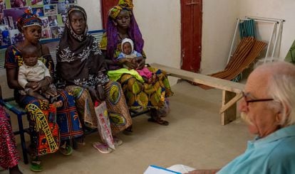 Sergio Adámoli escuta um grupo de mulheres durante reunião para iniciar um projeto de planejamento familiar em Beleko, no Mali.