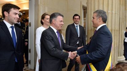 Iván Duque é recebido por Juan Manuel Santos ao chegar ao palácio de Nariño, sede da presidência.