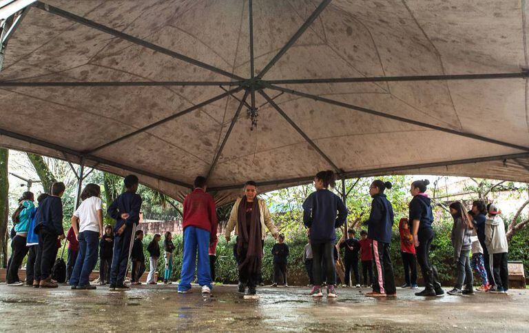 Alunos da Amorim Lima em aula no pátio externo da escola