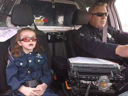 Olivia Gant em abril de 2017, cumprindo seu desejo de patrulhar com a policia de Denver.