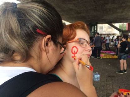 Mulheres se preparam para protesto em São Paulo.