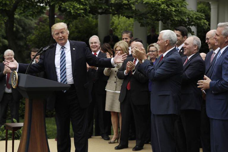 O presidente Trump recebe o aplauso dos legisladores republicanos.