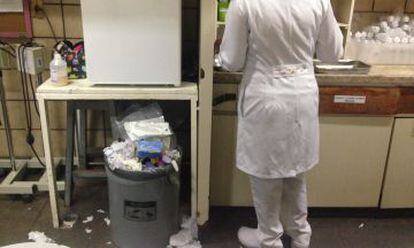 Lixo em uma das enfermarias do hospital.