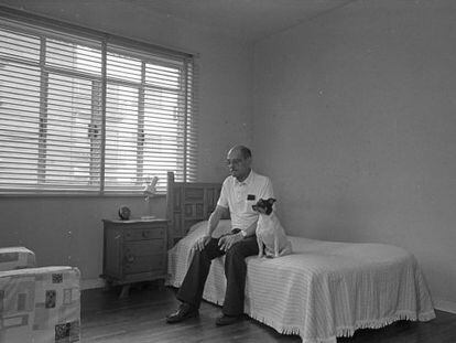 O diretor Luis Buñuel, sentado na cama de seu quarto em sua casa do México DF, em uma imagem de 1977.