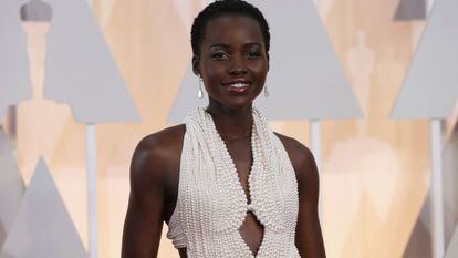 A atriz Lupita Nyong'ou, vestida de Calvin Klein no Oscar.