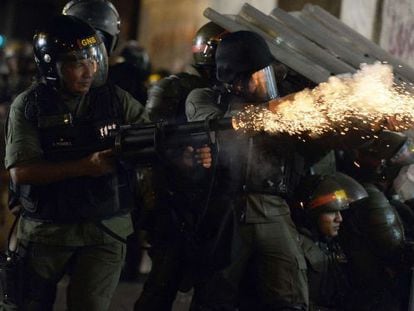 A Guarda Nacional atira bombas nos manifestantes em Caracas.