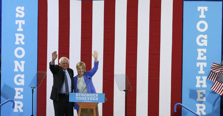 Clinton e Sanders, em ato nesta terça.