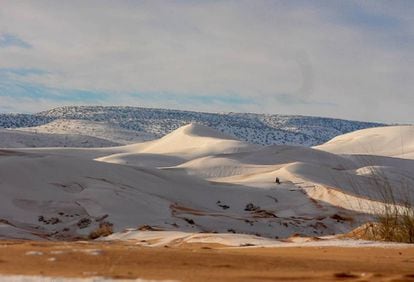 Dunas nevadas em Aïn Séfra, Argélia.