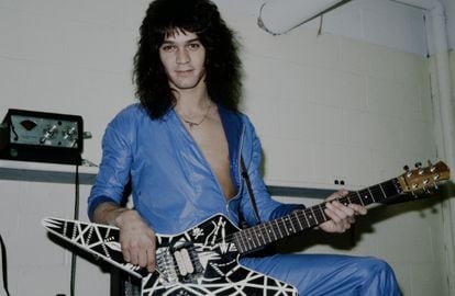 Eddie Van Halen posa com sua guitarra no camarim de um show no Havaí, em outubro de 1979.
