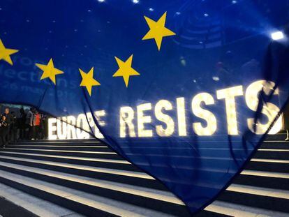 Anúncio exibido por europeístas na área externa do Parlamento Europeu, em Bruxelas.