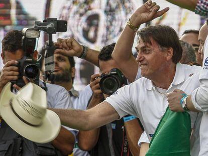 Bolsonaro joga um chapéu durante a Marcha para Jesus, na quinta-feira.