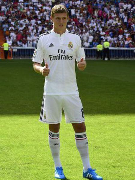 Kroos posa com o uniforme do Real Madrid na sua apresentação.