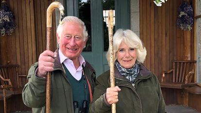 O príncipe Charles e sua esposa, Camilla, em Balmoral, Escócia.