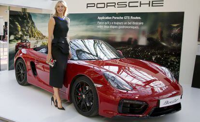 Sharapova posa ao lado de um Porsche em Paris, no ano passado.
