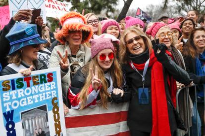Gloria Steinem saúda manifestantes durante a Marcha das Mulheres em Washington, em 21 de janeiro de 2017.