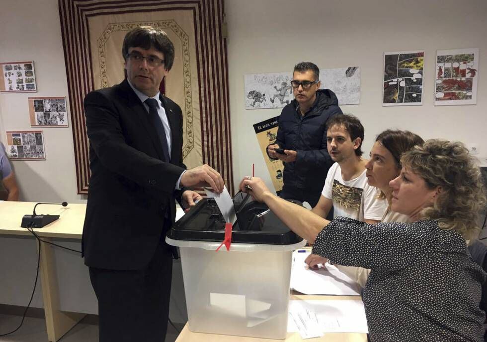 O presidente da Generalitat, Carles Puigdemont, vota neste domingo no referendo de independência.