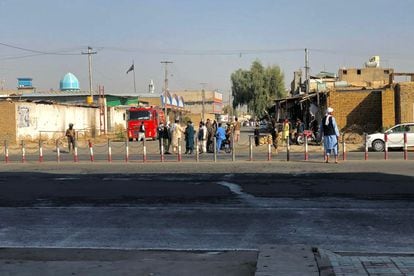 Membros do Talibã reunidos perto da mesquita xiita em Kandahar, onde as explosões ocorreram nesta sexta-feira.