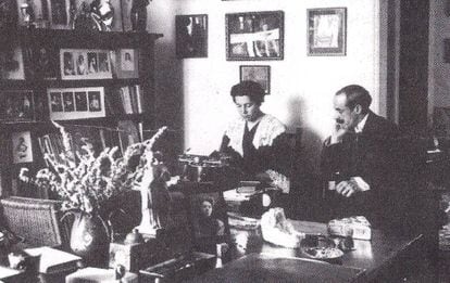 María Lejárraga e o marido em sua casa em Madri.