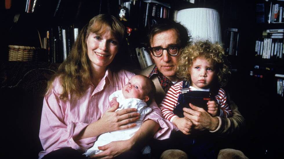 Retrato familiar de Mia Farrow, Woody Allen e seus filhos Satchel (depois Ronan) e Dylan feito no início de 1988.