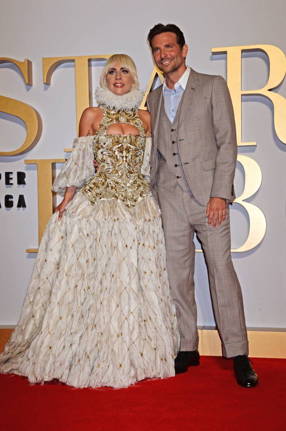 Lady Gaga com Bradley Cooper, durante apresentação do filme que protagonizam juntos.