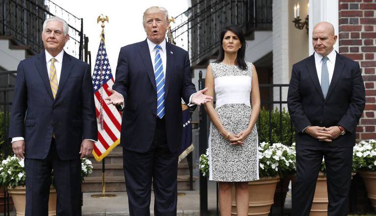 Donald Trump, entre Rex Tillerson e Nikki Haley, com o general H.R. McMaster à direita.