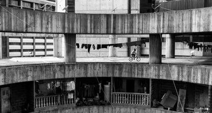 Uma garota anda de bicicleta em um bloco da Torre de David.