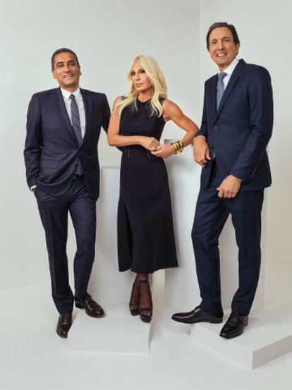 Jonathan Akeroyd, executivo-chefe da Versace, com Donatella Versace e John D. Idol, o responsável pela Michael Kors