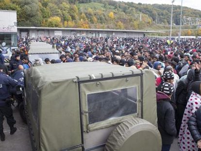 Refugiados em Spielfeld (Áustria), na fronteira com a Eslovênia.