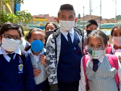 Estudantes colombianos usam máscaras por causa da epidemia de coronavirus.