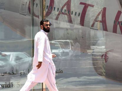 Homem em frente ao hangar da Qatar Airways, em Riad (Arábia Saudita).