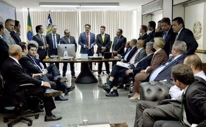 Ciro Nogueira, ao centro, re&uacute;ne membros do PP.