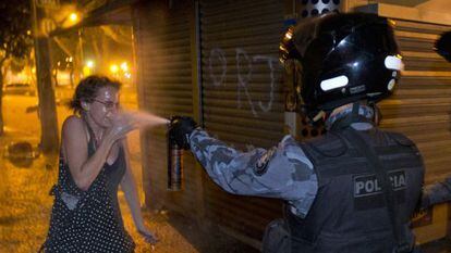 Policial Militar espirra spray de pimenta em mulher durante protesto no Rio de Janeiro, em junho de 2013.