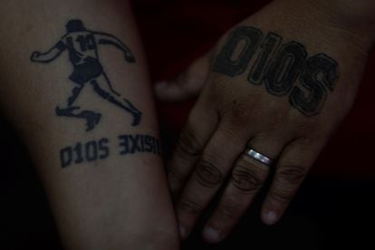 Mulher exibe tatuagens em homenagem a Diego Maradona em Buenos Aires.