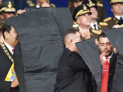 Os guarda-costas de Maduro o protegem durante o incidente de sábado em Caracas.