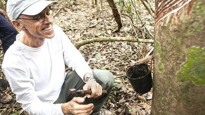 O empresário Jorge Hoelzel Neto colhendo o látex da seringueira na Terra do Meio (Pará), na Amazônia.