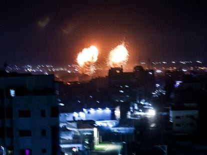 Detonação de mísseis israelenses na Faixa de Gaza, nesta madrugada. Em vídeo, as imagens dos últimos dias em Gaza.