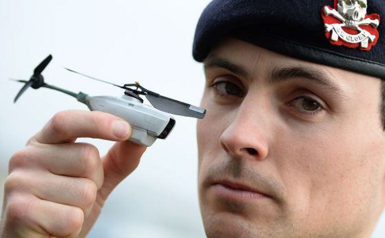 Um militar norte-americano posa com um modelo de ‘drone’ usado no Afeganistão. / NIGEL RODDIS (GETTY IMAGES)
