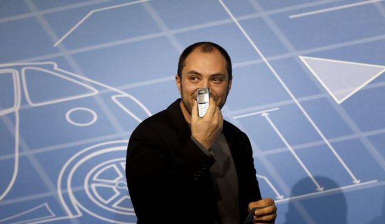 O cofundador de WhatsApp, Jan Koum, mostra seu celular de dez anos.