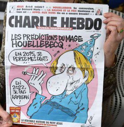Último número da revista, publicado em 7 de janeiro, com uma caricatura do escritor Michel Houellebecq.