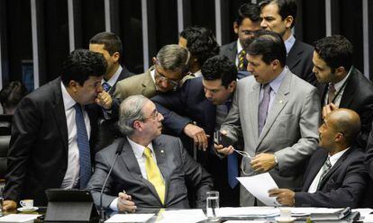 Cunha é cercado por deputados em meio à votação da terceirização.