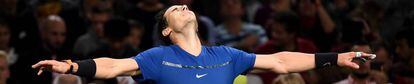 O tenista Rafael Nadal celebra uma vitória.