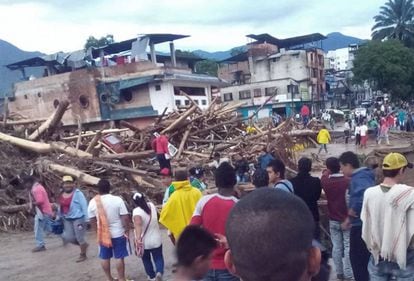 Moradores de Mocoa observam os estragos causados pelo transbordamento de vários rios no departamento de Putumayo, no sul da Colômbia.