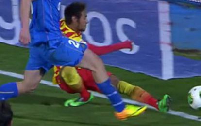 Momento em que Neymar lesiona o tornozelo.