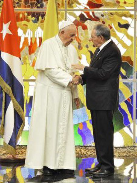 O papa Francisco e o presidente cubano Raúl Castro conversam durante uma troca de cumprimentos no Palácio da Revolução de Havana.