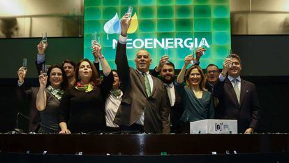 O presidente da Neoenergia, Mario Ruiz Tagle (ao centro), a presidenta-adjunta, Solange Ribeiro (à esq.), e o diretor de Finanças, Leonardo Gadelha (à dir.), durante a cerimônia de lançamento de ações da empresa na Bovespa, nesta segunda-feira.