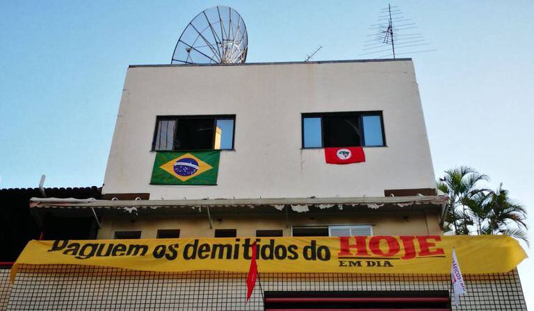 Ex-funcionários sofreram calote e ocupam antigo prédio do jornal.