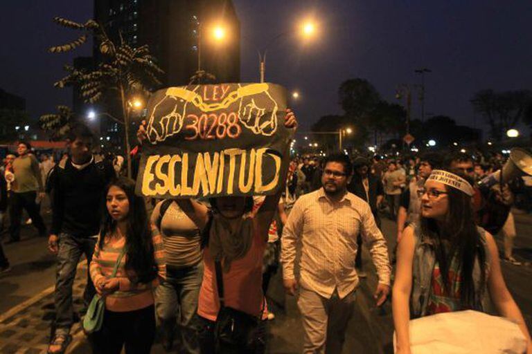 Milhares de jovens protestam no centro histórico de Lima.